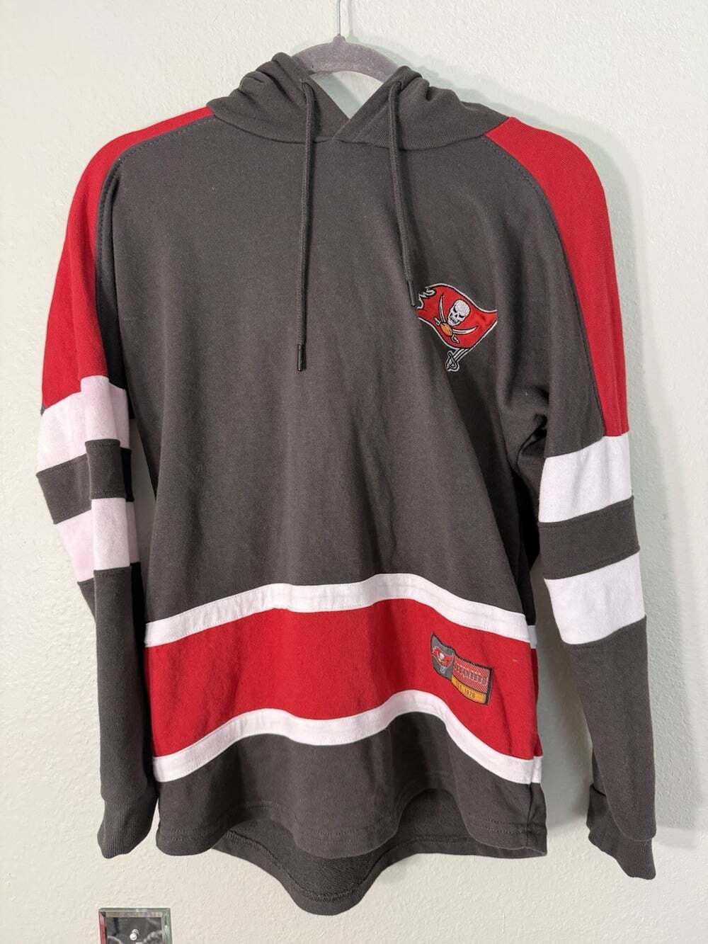 Tampa Bay Buccaneers Long Sleeve Womenâs Hoodie - Size Small NFL